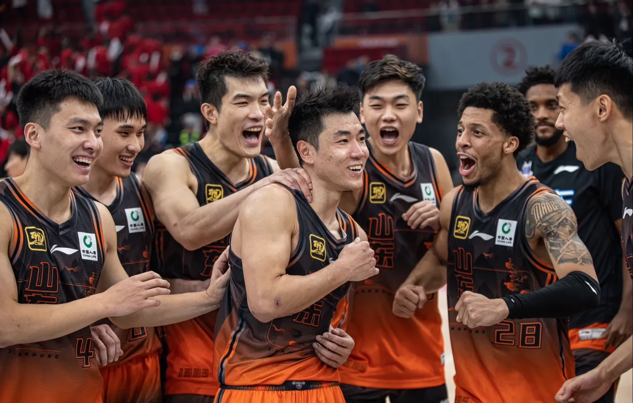 赛后荷甲焦点战；深圳男篮远射贴柱；球迷炸锅；高层口径保持一致 -ewc官网入口